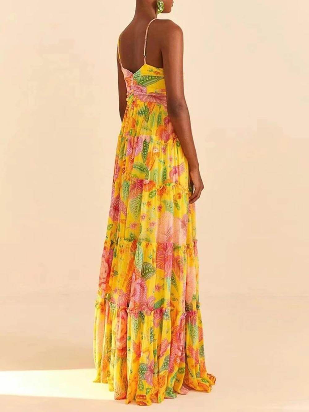 Prosta sukienka maxi z dekoltem i nadrukiem kwiatowym, bez pleców